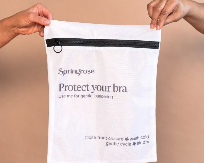 Accessible lingerie wash bag with an easy finger pull