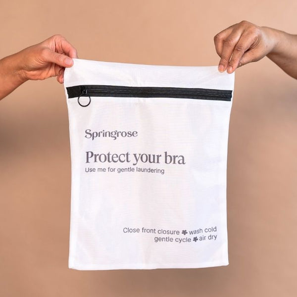 Accessible lingerie wash bag with an easy finger pull