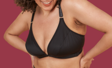 Shoulder surgery bra in black on a young woman with a happy smile